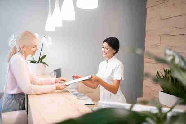 Aplicación y técnicas de asesoramiento y entrenamiento a clientes sobre cuidados estéticos