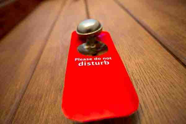 Atención al cliente en la limpieza de pisos en alojamientos