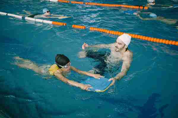 monitor de natación infantil